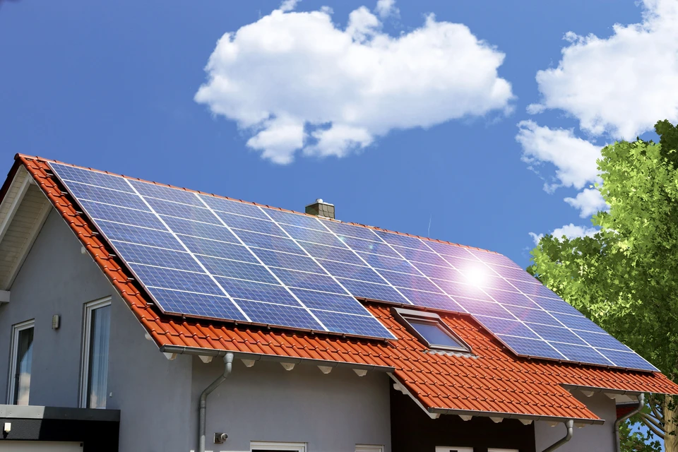 Maison résidentielle avec toiture en tuiles rouges équipée de panneaux solaires photovoltaïques
