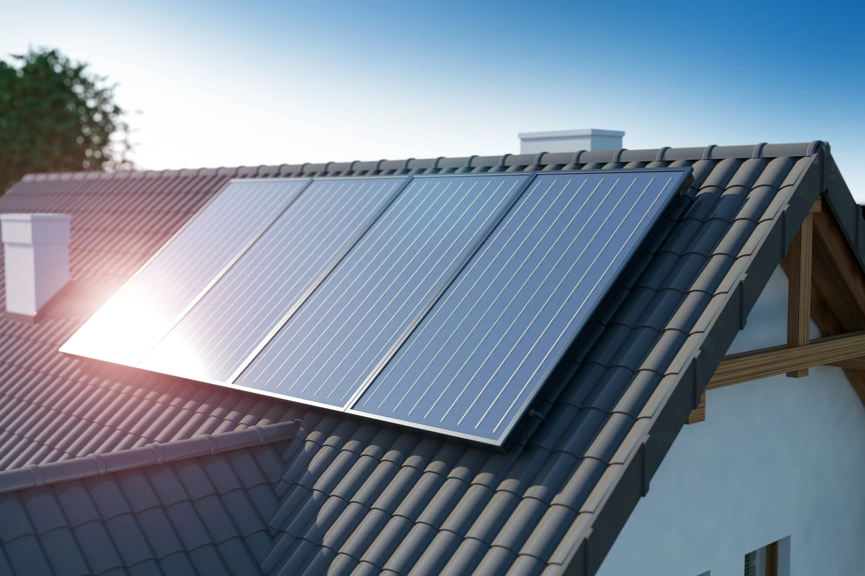 Scène extérieure résidentielle avec toiture en tuiles équipée de panneaux solaires photovoltaïques
