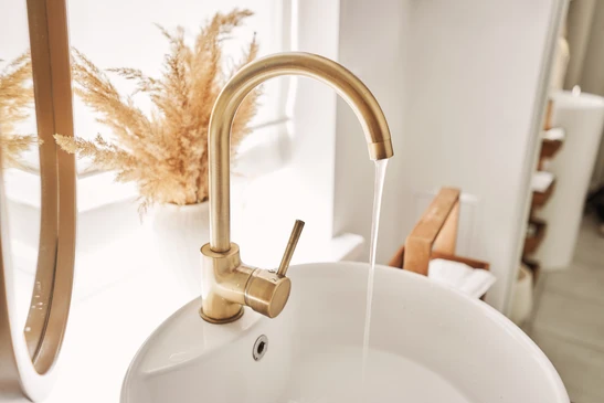 Plombier installant un mitigeur thermostatique dans une douche moderne