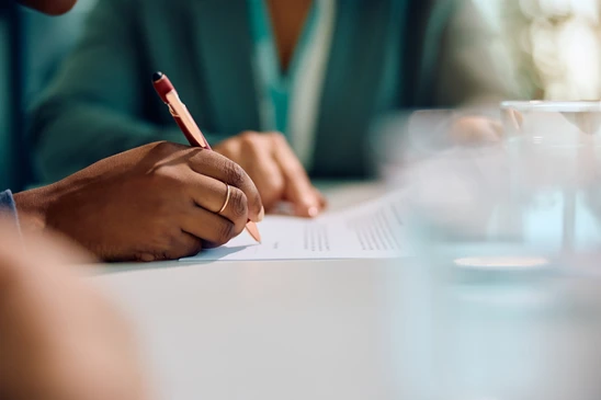 Ingénieur de chauffage professionnel effectuant un contrôle régulier du rendement et de la sécurité du système de chauffage au gaz