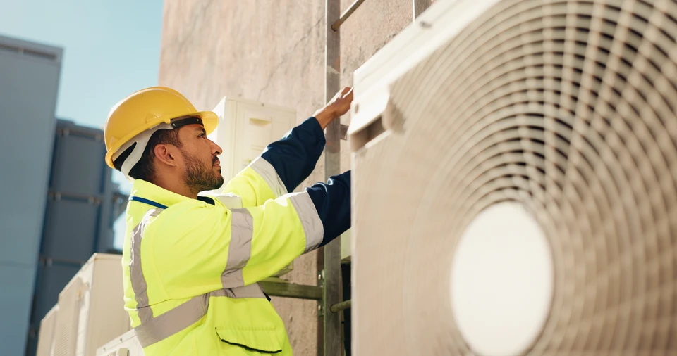 Extérieur résidentiel avec professionnel utilisant caméra thermique infrarouge sur maisons individuelles
