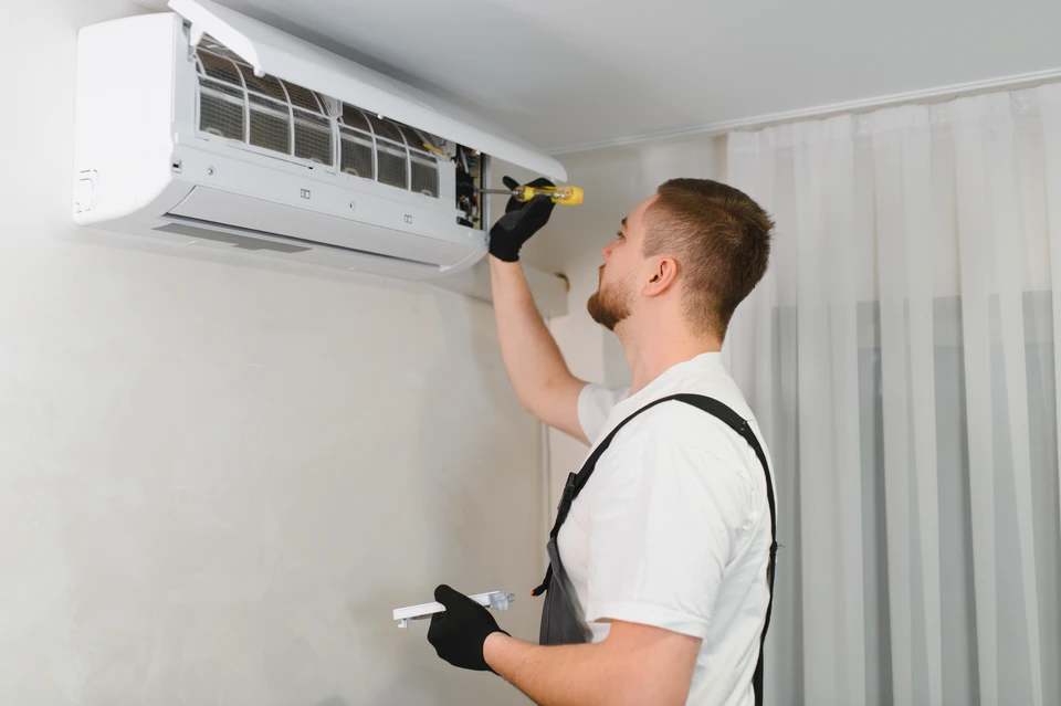 Technicien, liste de contrôle et inspection de la climatisation sur le toit pour la sécurité, l'alimentation et l'entretien